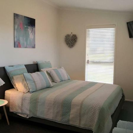 The Lake Guesthouse Budgewoi Екстериор снимка